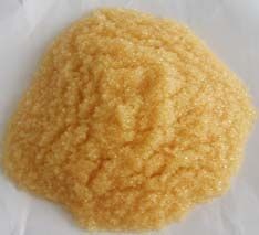 軟化樹脂是專用于軟化硬水的一種專用樹脂，通過(guò)離子交換技術(shù)，使水的硬度小于50 mg/L(CaCO3)。離子交換是一種特殊的動(dòng)態(tài)吸附過(guò)程，一般是由不溶于水的離子交換劑在電解質(zhì)溶液中進(jìn)行，這種離子交換劑即為離子交換樹脂。